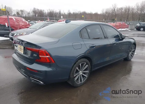 2022 Volvo S60 B5 Momentum z USA, uszkodzony, nr VIN 7JRL12FZXNG161953